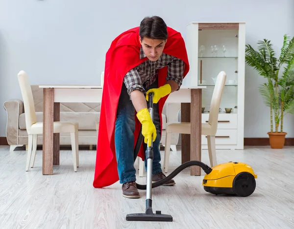 Nettoyant super héros travaillant à la maison — Photo