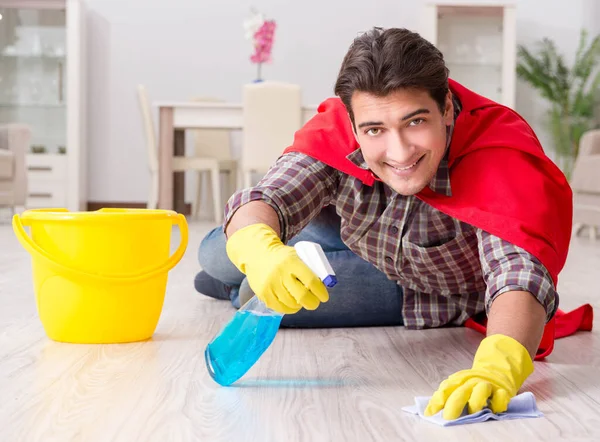 Superhelden-Ehemann putzt Fußboden zu Hause — Stockfoto