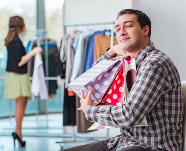 Mutlu koca karısıyla alışveriş