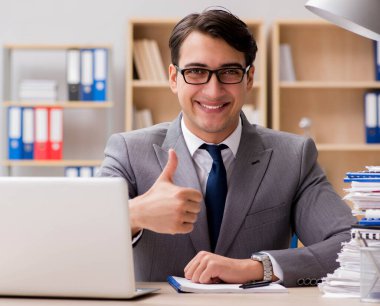 ofiste çalışan yakışıklı işadamı