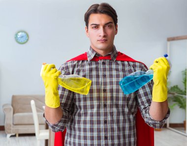 Süper kahraman temizleyicisi evde çalışıyor.