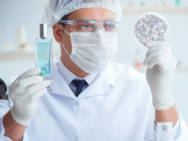 Kemist blandar parfymer i labbet — Stockfoto