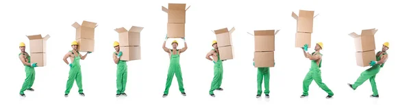Человек в зеленом комбинезоне с коробками — стоковое фото