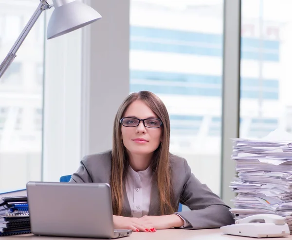 Empresária que trabalha no escritório — Fotografia de Stock