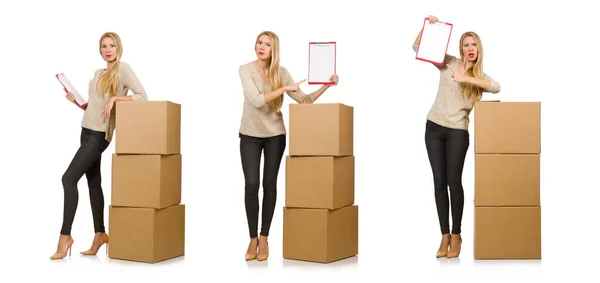 Nő dobozok áthelyezése az új ház elszigetelt fehér — Stock Fotó