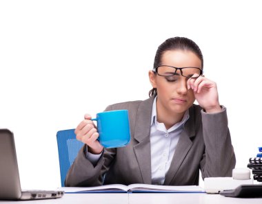 Ofisteki genç iş kadını beyazlardan soyutlanmış.