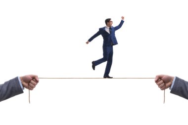 İş adamı sıkı bir ipte yürüyor