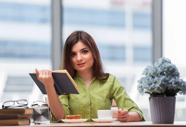 Giovane studente che si prepara per gli esami bere tè — Foto Stock