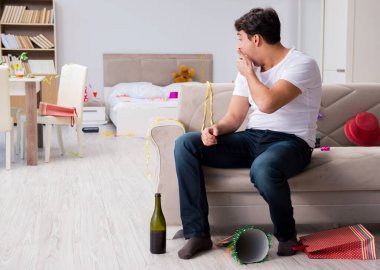 Adam evde ağır parti sonra