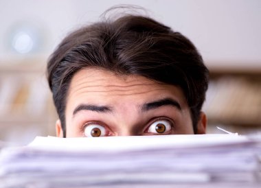 İş adamı zor teslim tarihlerine yetişmeye çalışıyor