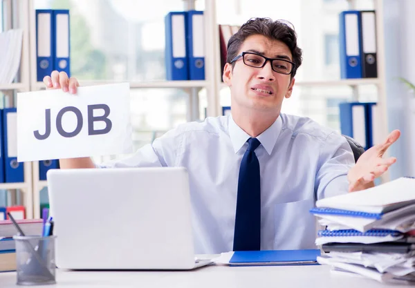 Munkát kereső fiatal üzletember a munkanélküliség koncepciójában — Stock Fotó