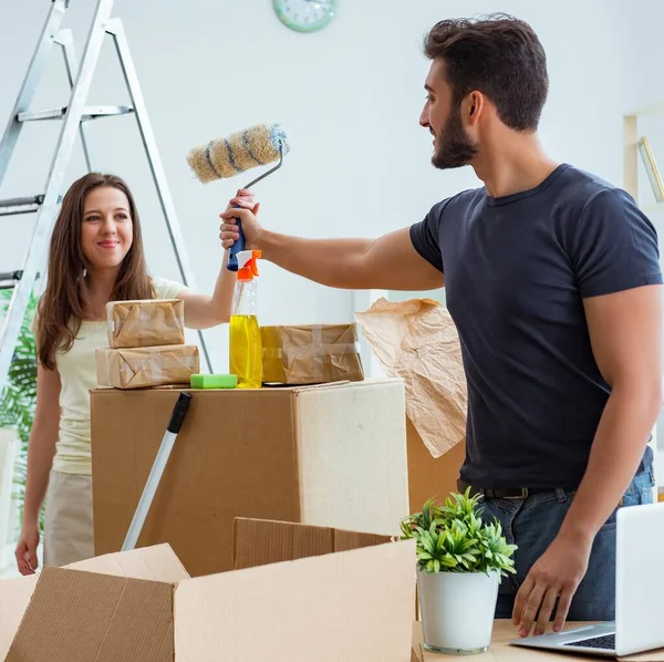 Yeni evdeki kutuları açan genç bir aile.