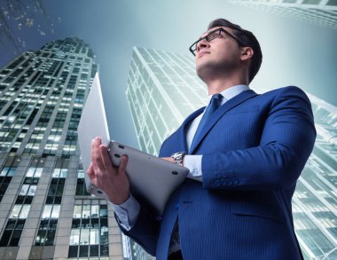 İşadamı iş kavramı binalarda karşı