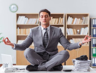 Yakışıklı Ofis Masası üzerinde meditasyon