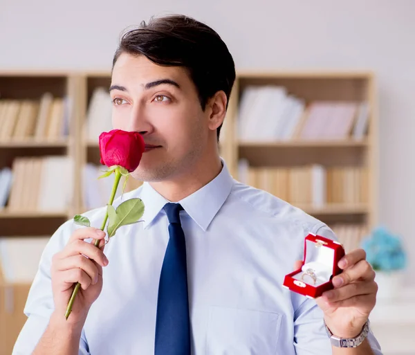 Romantický koncept s mužem, který navrhuje sňatek — Stock fotografie