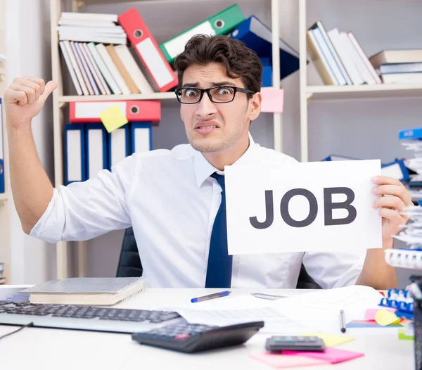 O empresário contratando novos funcionários para lidar com o aumento do trabalho — Fotografia de Stock