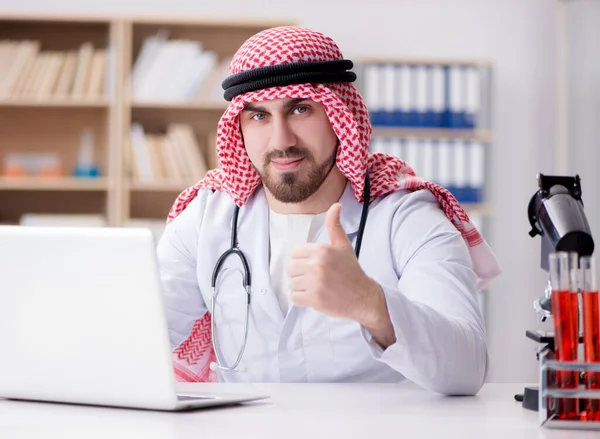 Medico arabo che lavora nell'ospedale del laboratorio — Foto Stock