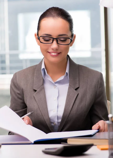 Joven empresaria trabajando en la oficina — Foto de Stock