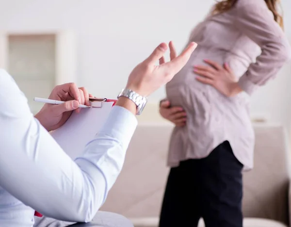 Mulher grávida visitante psicólogo médico — Fotografia de Stock