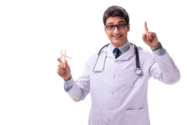 Jovem médico do sexo masculino com paquímetros isolados em branco — Fotografia de Stock