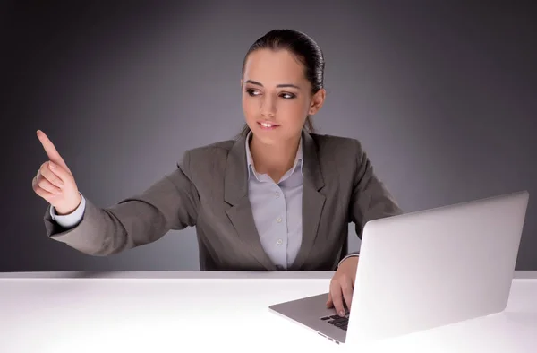 Młoda kobieta interesu pracę z laptopem w koncepcji biznesowych — Zdjęcie stockowe