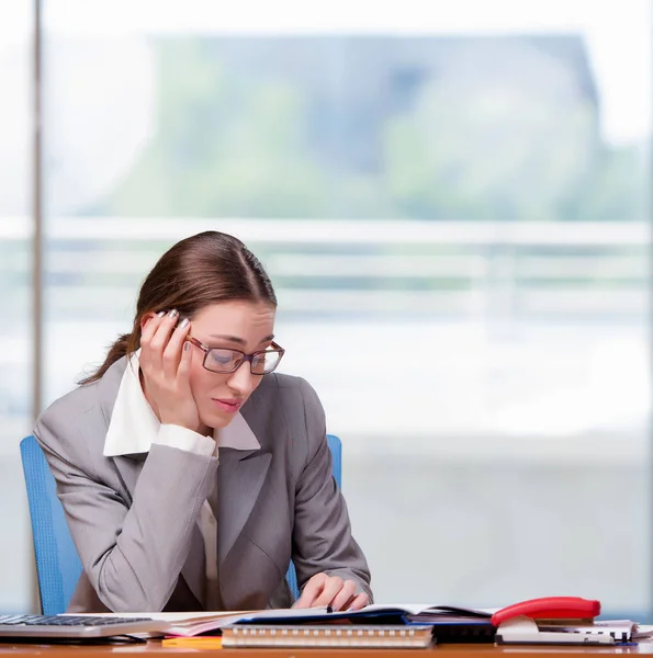 Triste homme d'affaires au bureau au travail — Photo