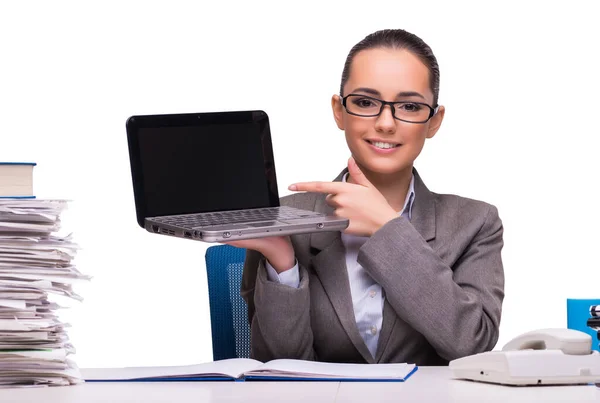 Junge Geschäftsfrau im Büro isoliert auf Weiß — Stockfoto