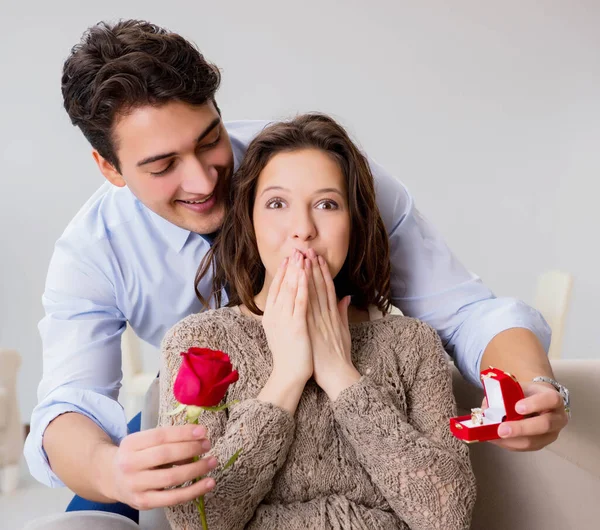 Conceito romântico com o homem fazendo proposta de casamento — Fotografia de Stock