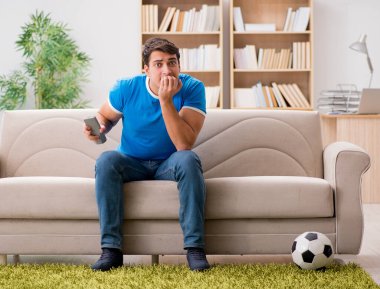 Adam evde futbol izlerken