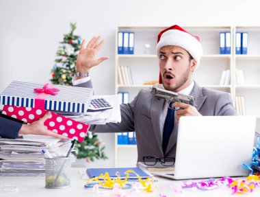 Genç işadamı Noel 'i ofiste kutluyor.