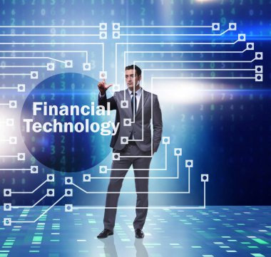 Fintech konseptinde düğmelere basan iş adamı