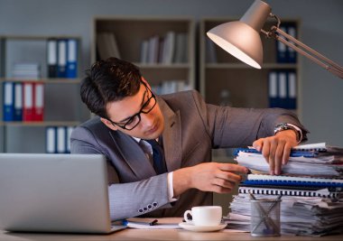 İşadamı ofiste saatlerce kalıyor.