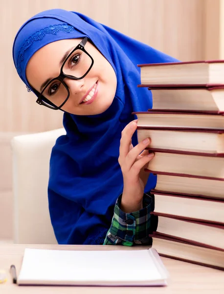 Menina muçulmana se preparando para exames de entrada — Fotografia de Stock