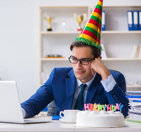 Uomo che festeggia il compleanno in ufficio — Foto Stock