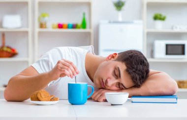 Fazla mesai sonrası kahvaltıda uyuyan bir adam.