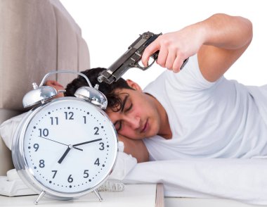 Yatakta uykusuzluk çeken bir adam.