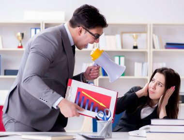 Kadın ve erkek arasındaki ofis anlaşmazlığı