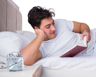 Yatakta uykusuzluk çeken bir adam.