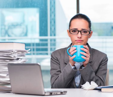 Ofiste çalışan genç bir iş kadını.