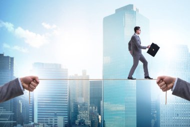 İş adamı sıkı bir ipte yürüyor