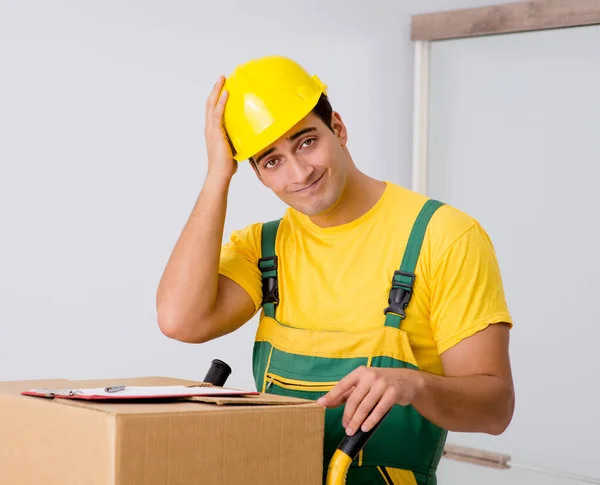 El hombre entrega cajas durante el movimiento de la casa — Foto de Stock