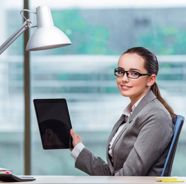 Imprenditrice che lavora con tablet nel concetto di business — Foto Stock