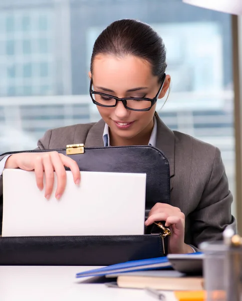 Jeune femme d'affaires travaillant dans le bureau — Photo