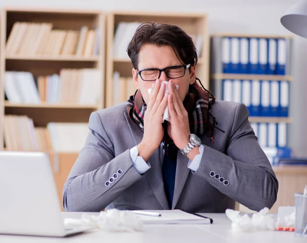 Chory biznesmen cierpiący na chorobę w biurze — Zdjęcie stockowe
