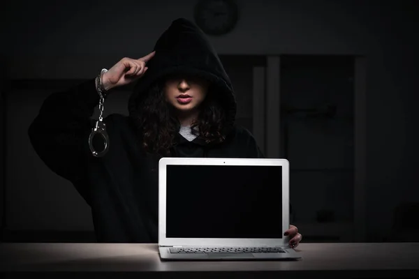 Női hacker hacker hacker biztonsági tűzfal késő irodában — Stock Fotó