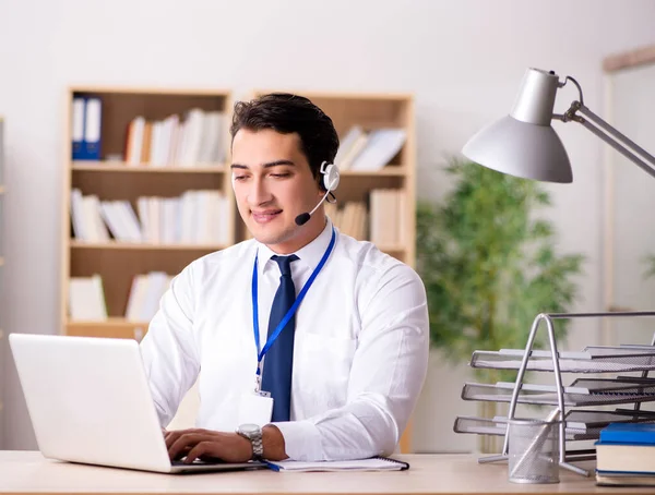 Bonito balconista de atendimento ao cliente com fone de ouvido — Fotografia de Stock