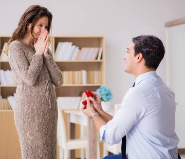 Evlilik teklifi yapan bir adamın romantik konsepti.