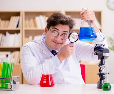 Çılgın bilim adamı bir laboratuarda deneyler yapıyor.