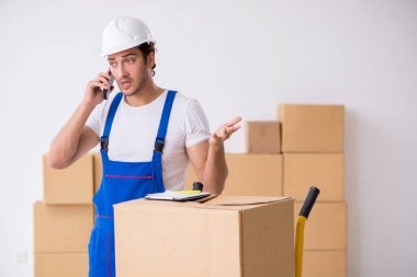 Genç erkek, profesyonel nakliyeci evde yer değiştiriyor.