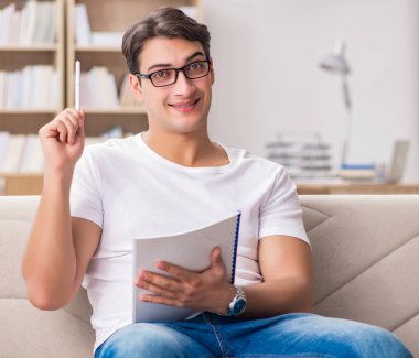 Kanepede oturan adam.